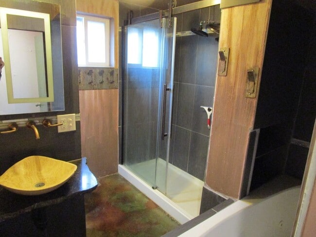 Building Photo - Custom 3 Bedroom Home Near Ochoco Creek Pa...