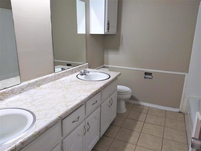 Building Photo - Lovely Duplex in Moore, OK
