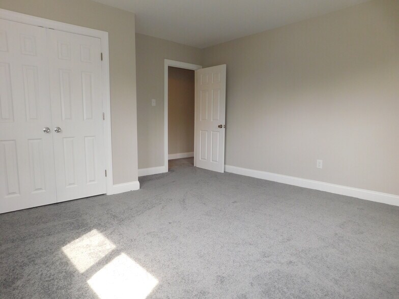 Bedroom 1 - 320 Kalmia St