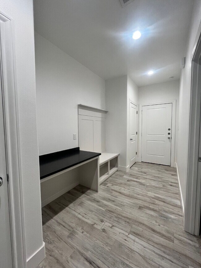 Building Photo - 2 Bedroom Home with Easy Access to Slide Road