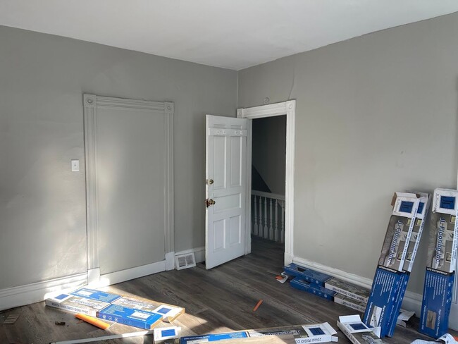 Building Photo - NEWLY UPDATED 4 or 5 BEDROOM / 1 BATH HOME...