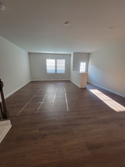 Building Photo - 15760 Country House St