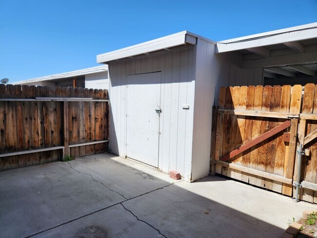 Building Photo - 2 Bedroom Townhouse With Great Freeway Access