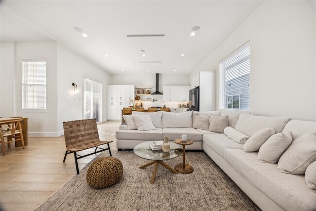 Building Photo - 1127 W 16th St