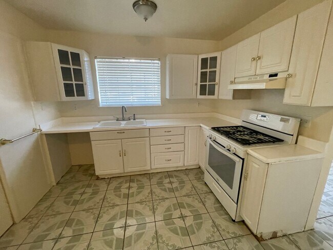 Building Photo - Victorville, 3 Bedroom, 2 Bathrooms, Large...