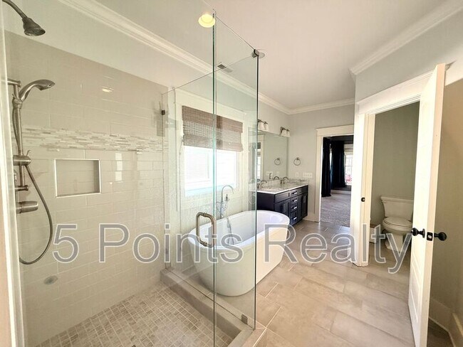 Building Photo - 2209 10th Ave S