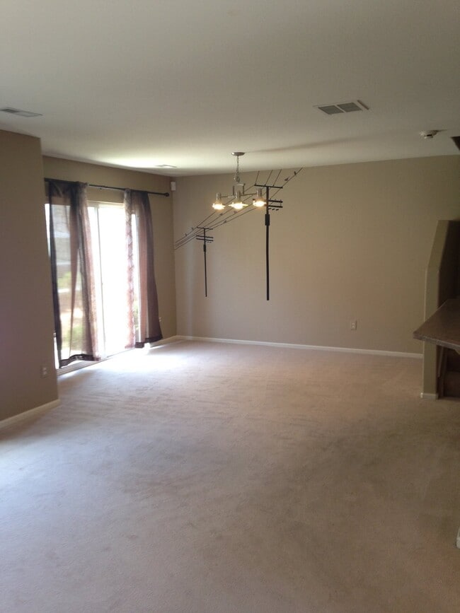 Building Photo - 3BD/2.5BA in Englewood with Attached Garage