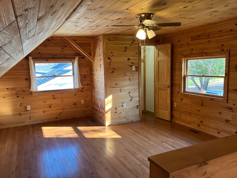 Main bedroom - 4454 Floyd Dr