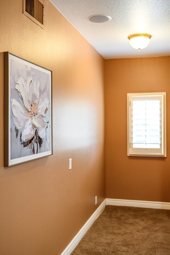 Building Photo - Elegant 5BR Furnished Estate with Pool & G...