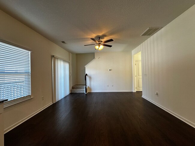 Building Photo - E. Morristown - 3 bed/2.5 bath home with g...