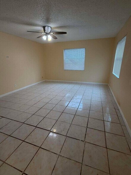 Building Photo - 501 W 1st St