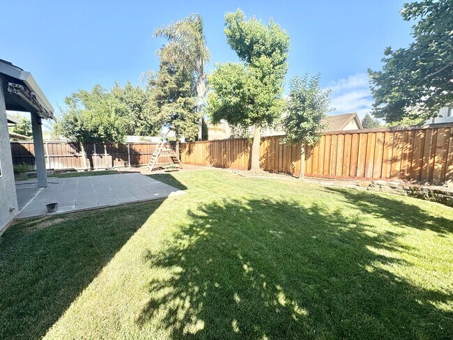 Building Photo - Beautiful 5 bed 3 bath Home in Wildhorse