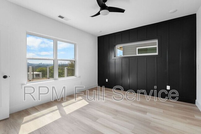 Building Photo - 1241 N Avondale Cir