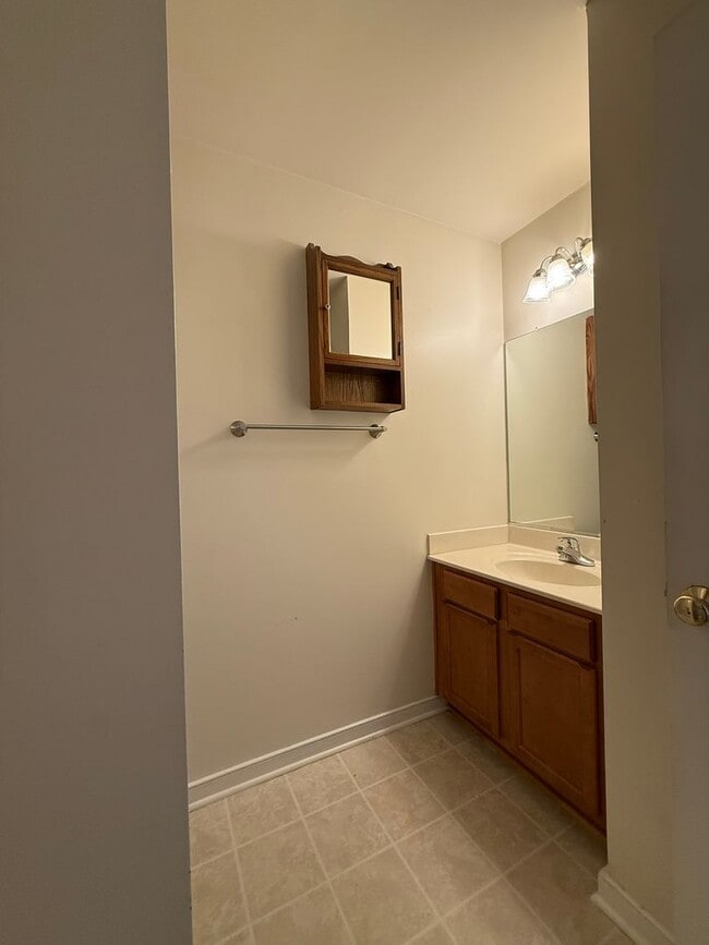 Building Photo - 3-bedroom 3.5 bath townhouse