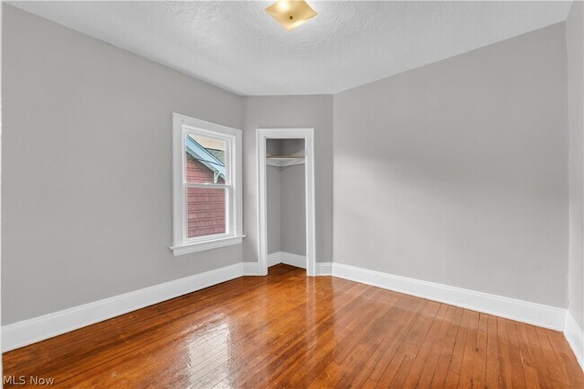 Building Photo - 9002 Rosewood Ave