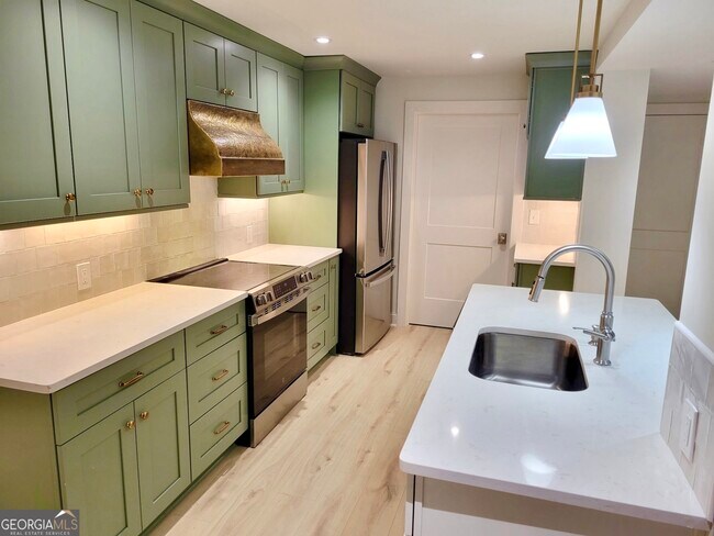 Building Photo - 886 Moore Rd