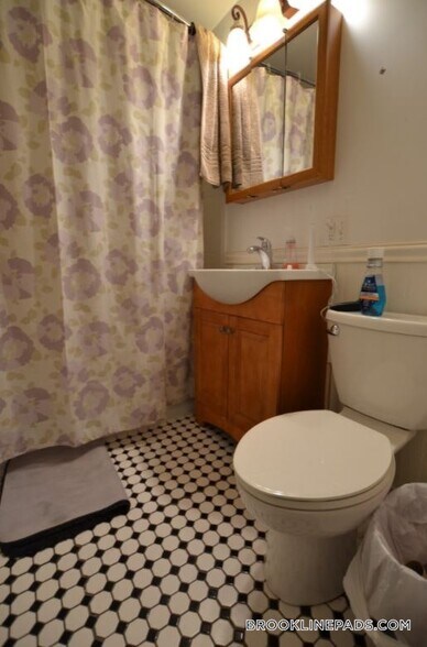 Building Photo - 324 St Paul St