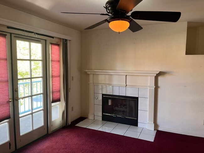 Building Photo - Canyon Crest 3bd/2.5ba Townhouse with Smart TV Move In Special!