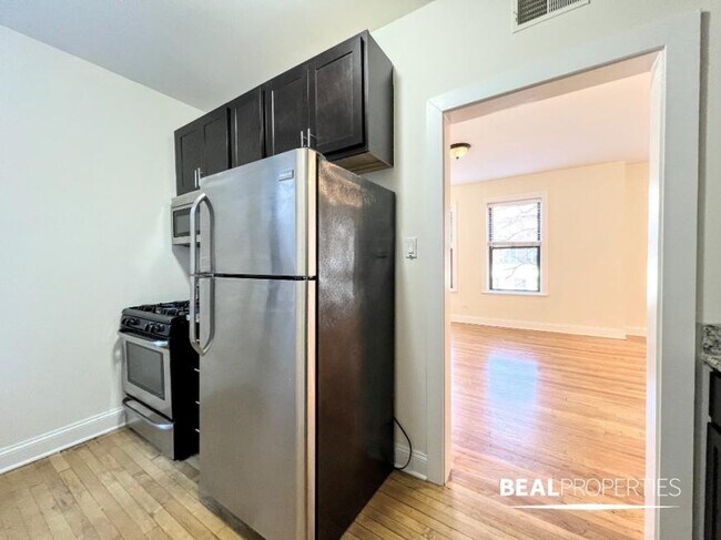 Building Photo - 2 bedroom in CHICAGO IL 60613