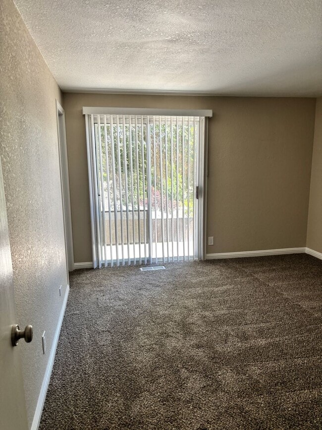Building Photo - MOVE IN SPECIAL - 1/2 OFF THE 1ST MONTH RE...