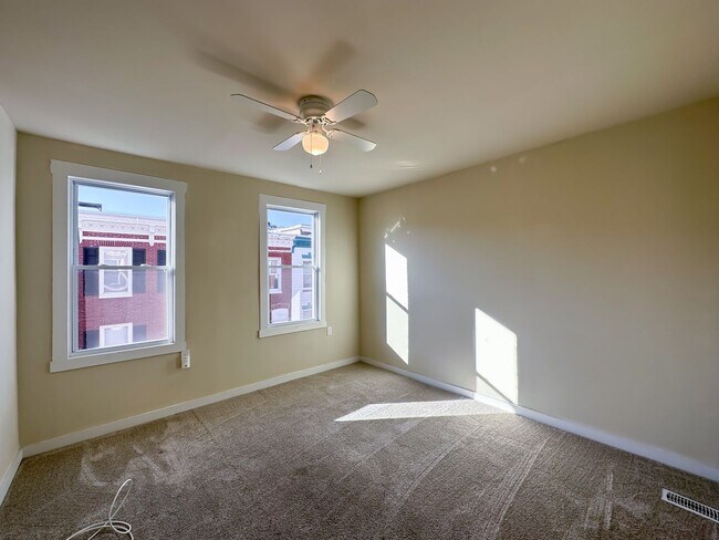 Building Photo - Bright 2 Bed 1 Bath Townhome w/ Den in But...