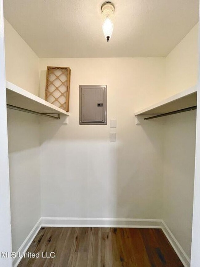 Building Photo - 1308 Roxbury Ct