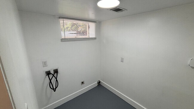 Building Photo - 528 E 400 N