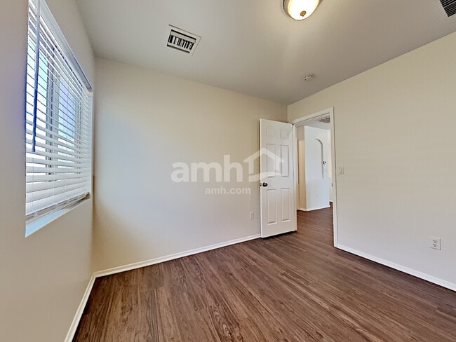 Building Photo - 341 W Amber Hawk Ct