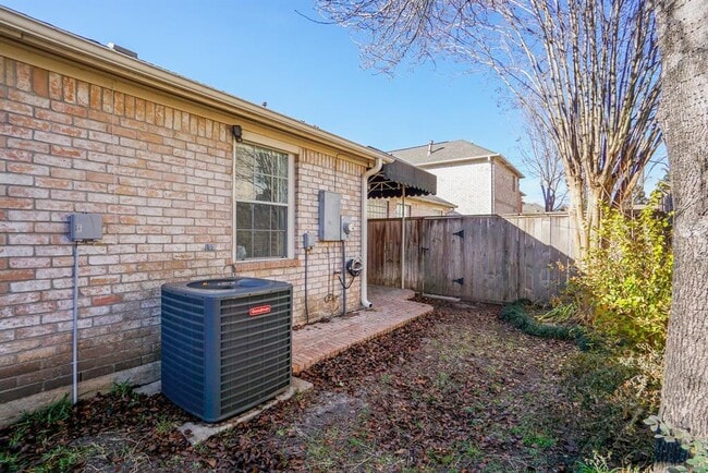 Building Photo - 1131 Enclave Square E