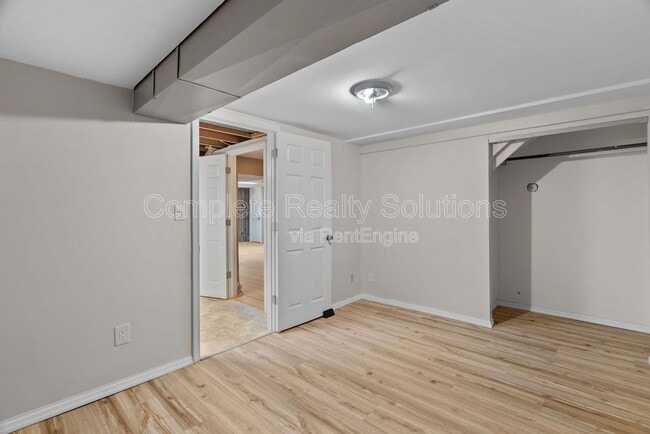 Building Photo - 561 Golfwood Dr