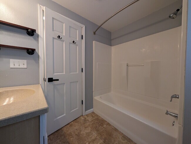Building Photo - Beautiful 5 Bedroom 2 Bathroom Neenah Lake Home