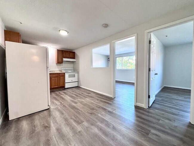 Building Photo - 50-58 Walnut Street Unit 12