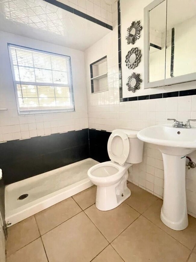 Primary Photo - 2116 Colonial Ave