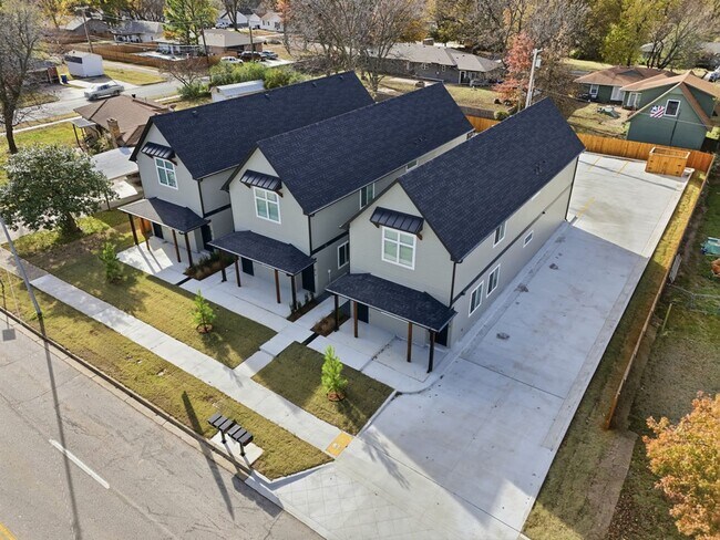 Building Photo - 3 Bed | 2 Bath Luxury Duplex