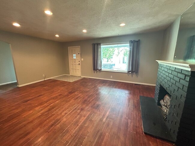 Building Photo - 5420 E 1st St N