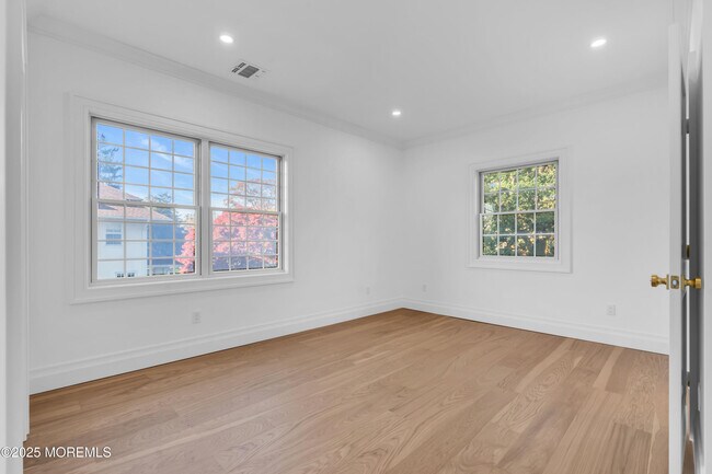 Building Photo - 340 River Rd