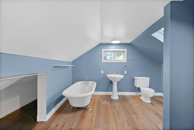 Building Photo - Charming 2-Bed 2-Bath Tacoma Craftsman | S...