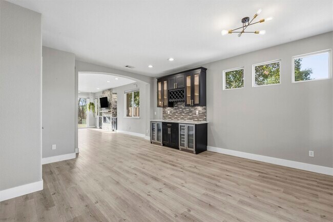 Building Photo - 601 Tamarindo Way