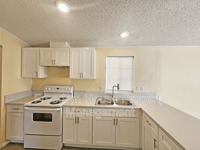 Building Photo - 6420 Wedgewood St
