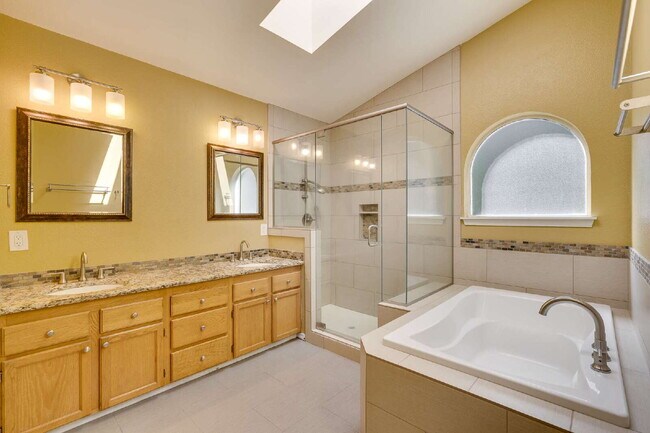 Building Photo - Beautifully Updated 4-Bedroom Home in Sammamish!- AVAILABLE NOW FOR RENT!!
