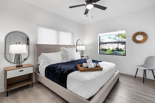 Building Photo - 704 NE 2nd St