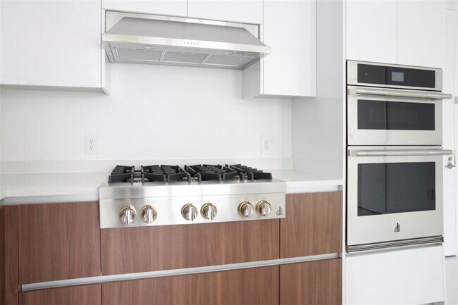 Building Photo - 400 Central Ave