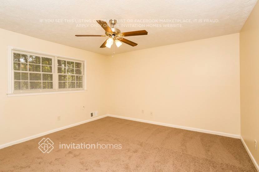 Building Photo - 3258 Village Glen Dr SW