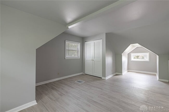 Building Photo - 521 Oakview Dr