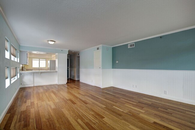 Building Photo - $3200 / Fabulous 2br / 2ba condo (Bankers ...
