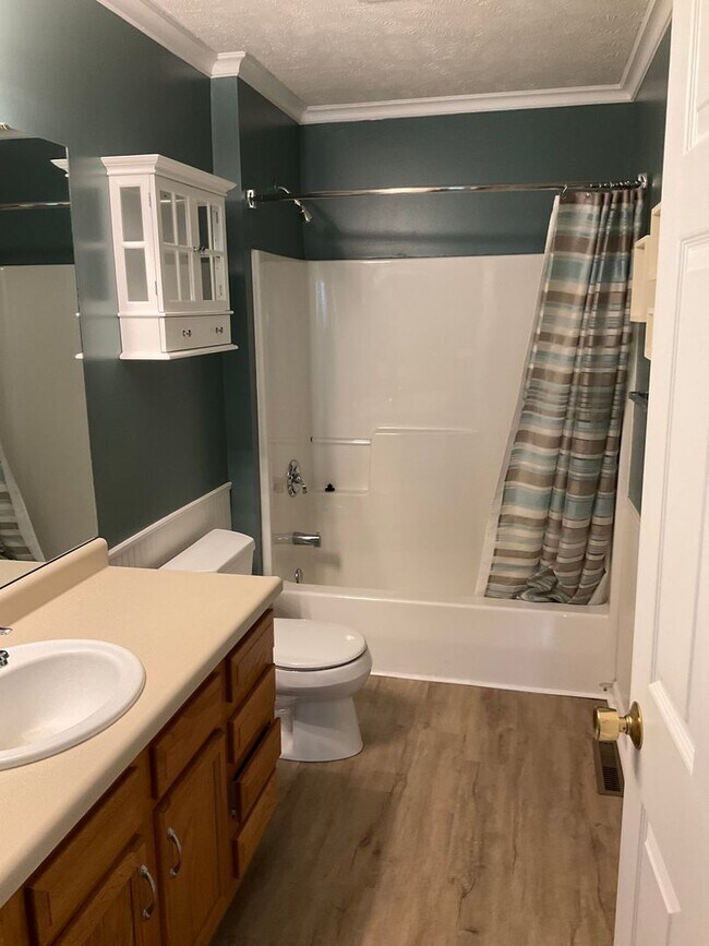 Building Photo - Large 3 Bedroom 2.5 bath townhome with additional finished room.