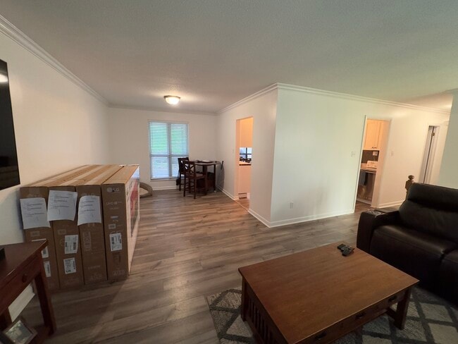 Building Photo - 10412 Pinedale Dr