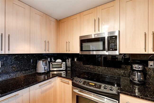 Building Photo - 511 SE 5 Ave