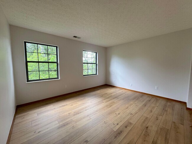Building Photo - 564 Glenside Ln