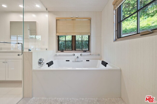 Building Photo - 1344 Bienveneda Ave